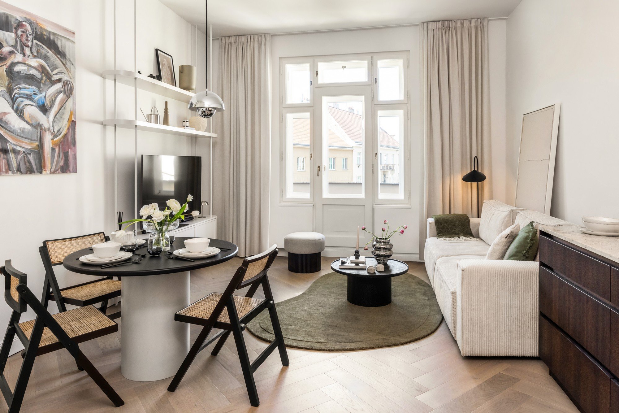 Recept egy hangulatos kis amerikai konyhás nappali kialakításához? Világos színek, légies bútorok és egységes stílus.