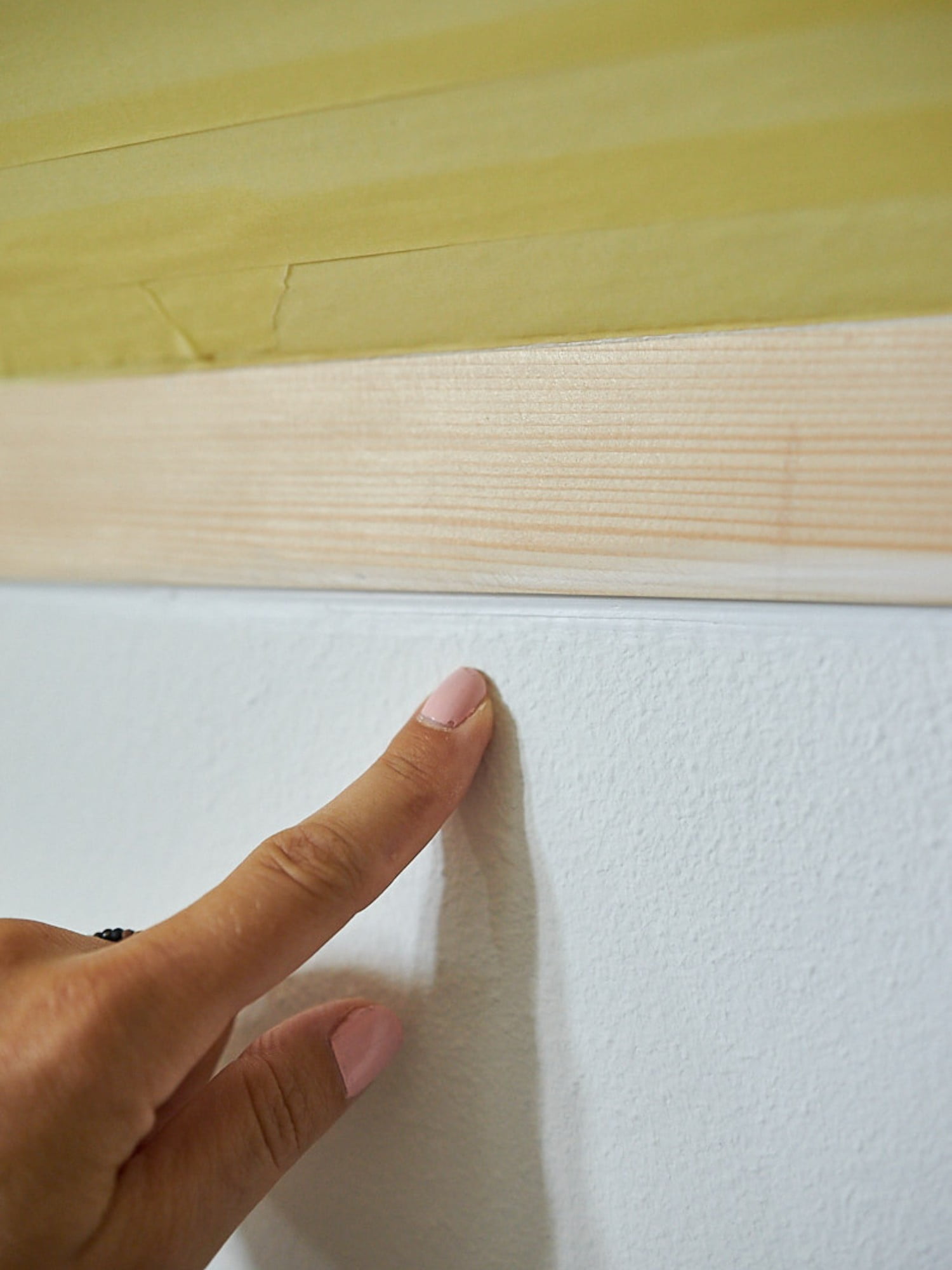 A fal és a panelek közötti egyenetlenségeket szintén tömítőanyaggal töltsük ki és egyenlítsük ki. 