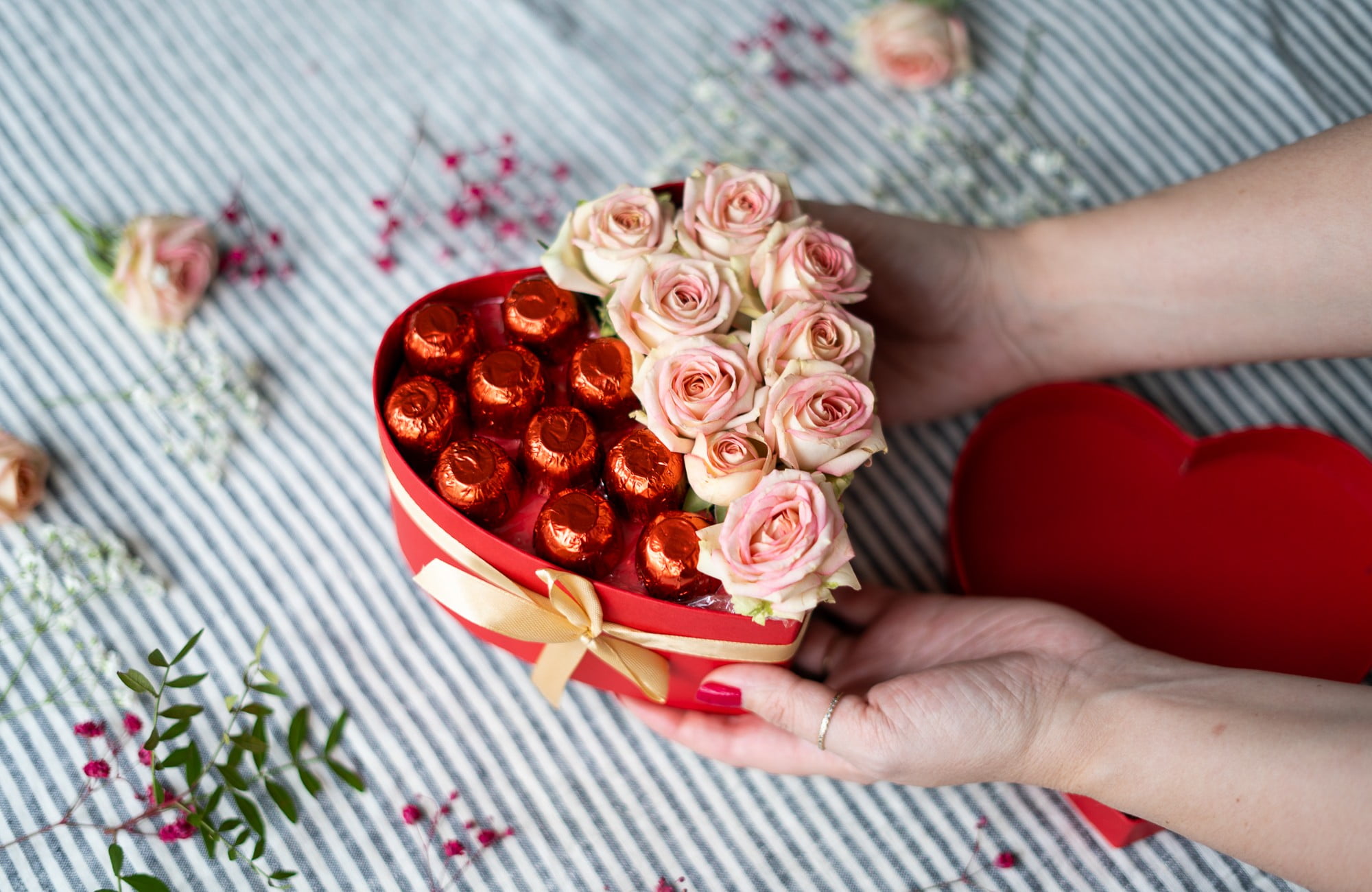 Csokoládé és virág szív alakban elrendezve - eredeti ajándék anyáknak.