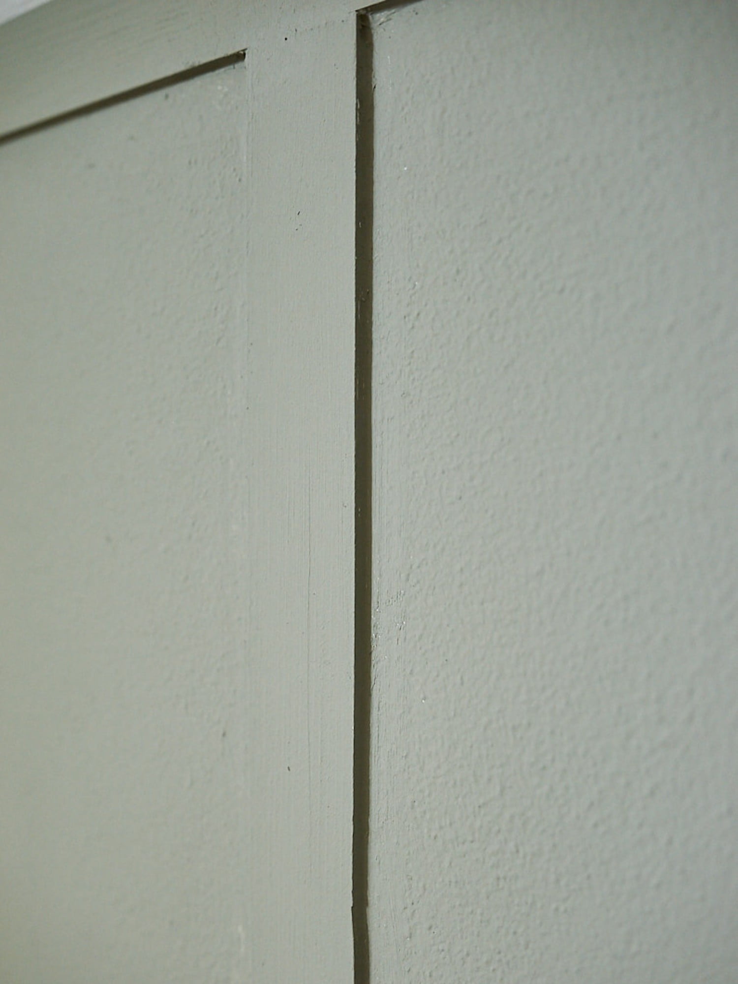 Egy közeli kép a panellakás faláról a festés után.