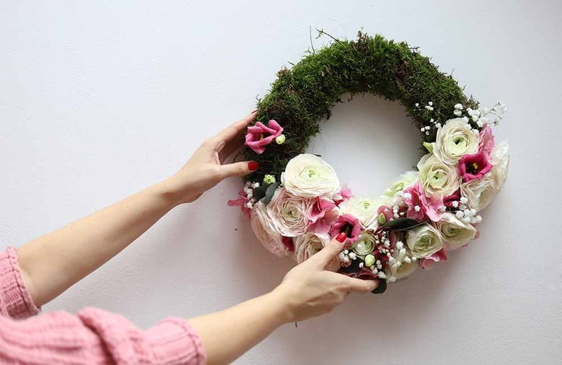Romantikus ajtódísz: Készítsd el élő virágokból!
