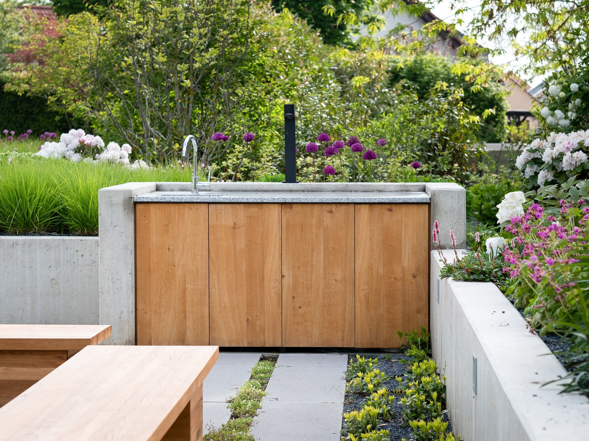 Építsd meg saját kültéri konyhádat - kombináld az olyan anyagokat, mint a beton, a kő és a fa.