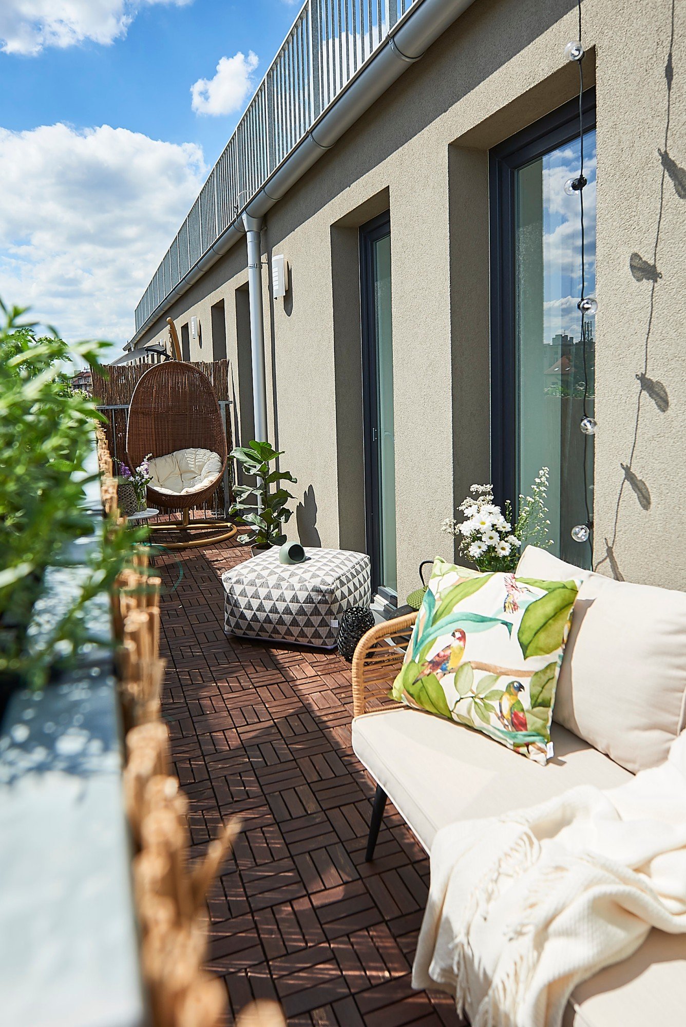 Hosszú, keskeny erkélyen jól működik, ha a bútorokat a fal mentén helyezed el – így az átjárás szabad marad, és a tér tágasabbnak hat.