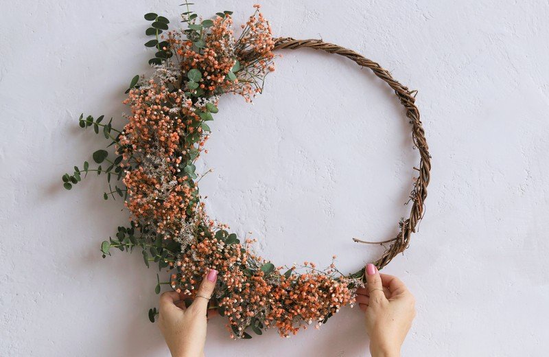 Tavaszi koszorú ajtóra és asztalra: 15 ötlet, amit te is elkészíthetsz