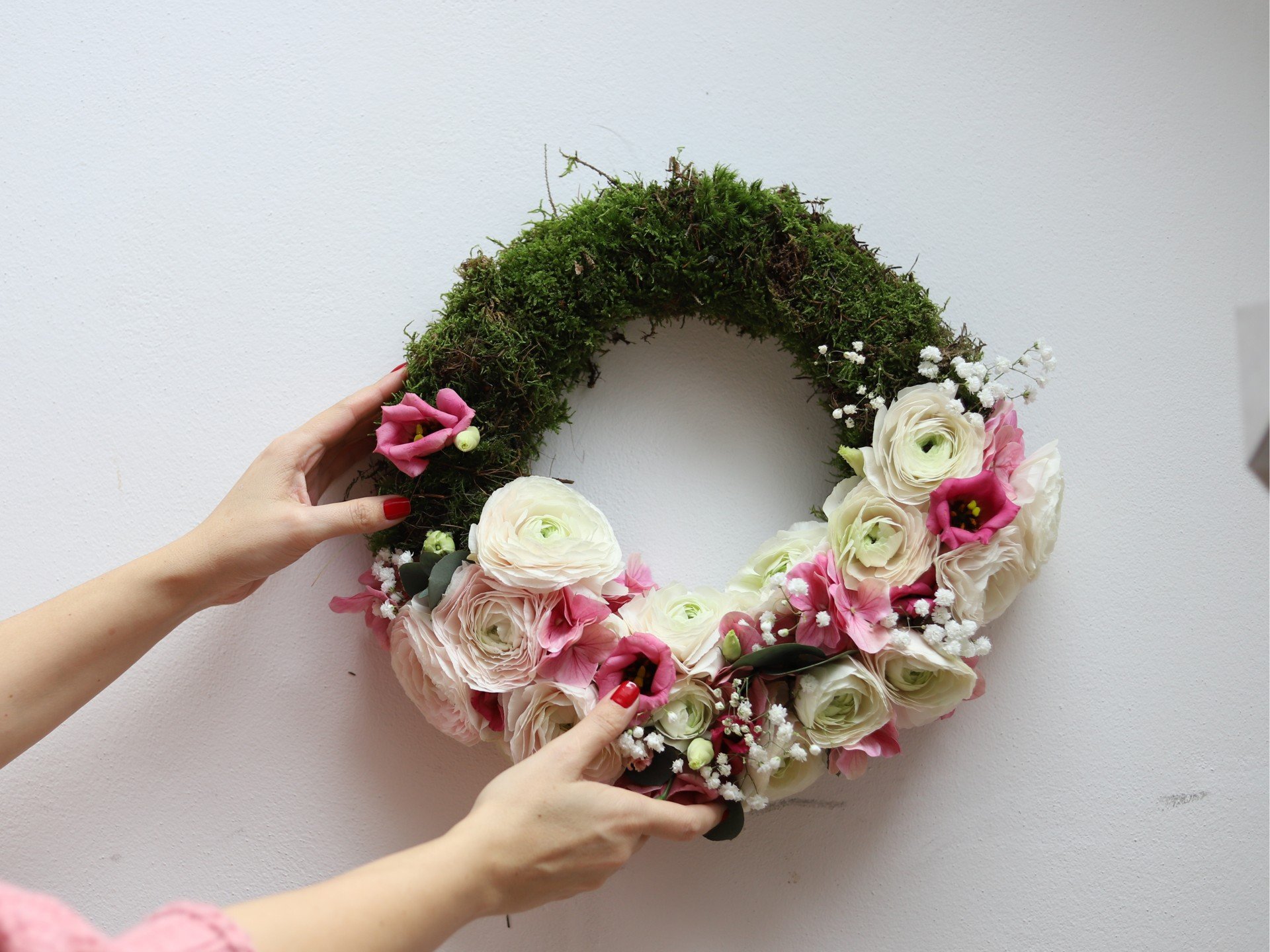 Hosszabb ideig friss tavaszi koszorú dekorhabbal és boglárkával 