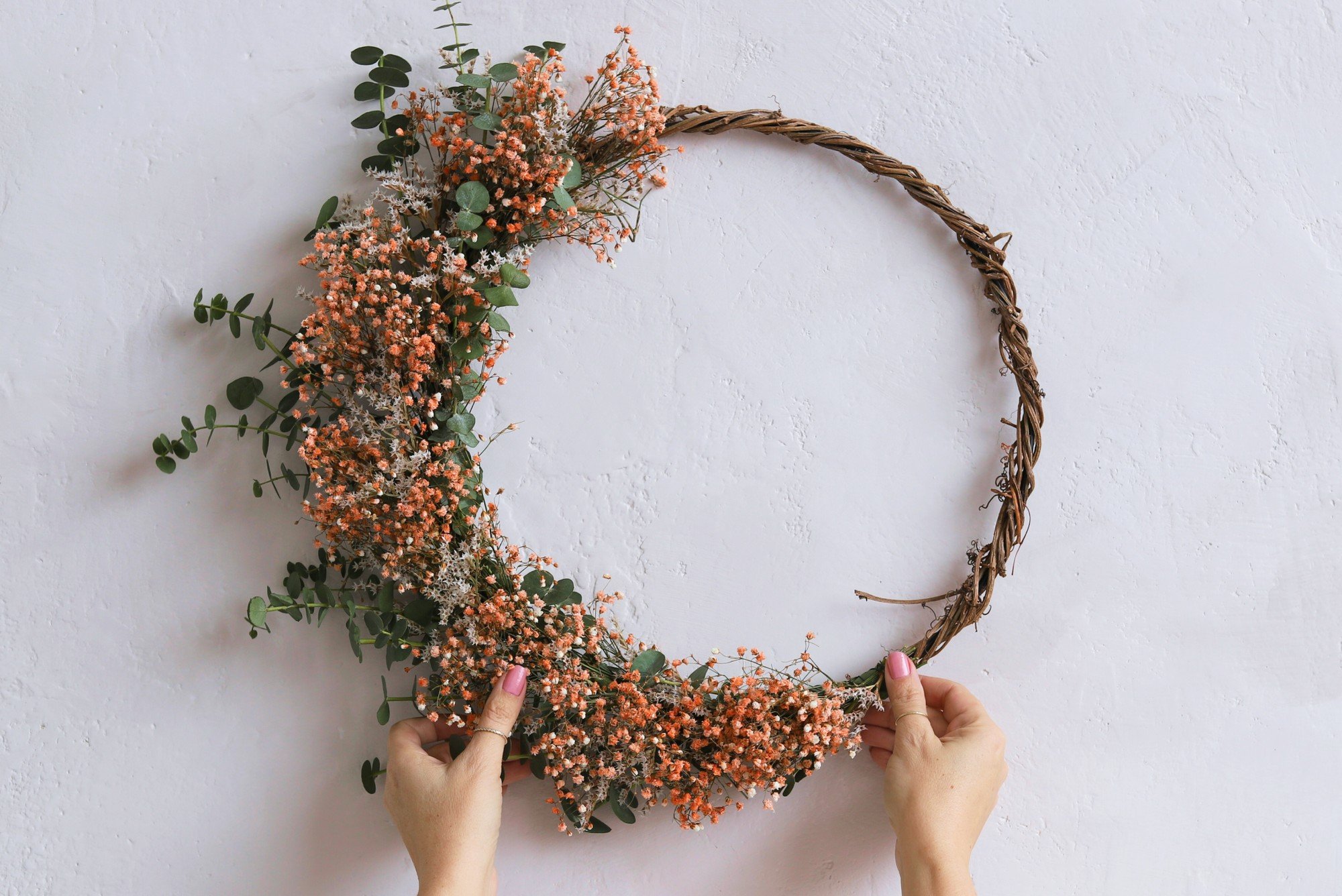 Tavaszi koszorú ajtóra fátyolvirágból és eukaliptuszból