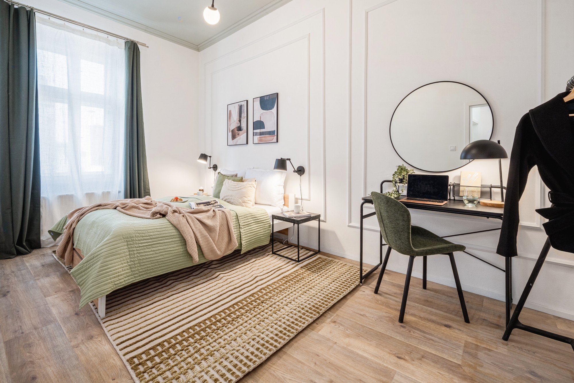 A megvalósítás igazolja, hogy egyetlen szoba is lehet légies, nyugodt, miközben teljes értékű teret kínál a munkához és a pihenéshez is.