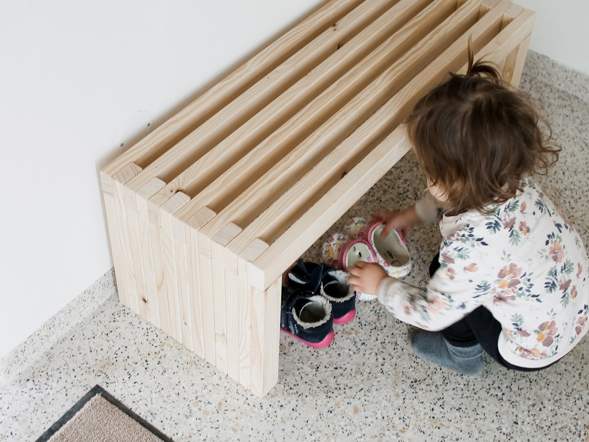 A fapad magassága gyermekek számára alkalmas, de a magasság megváltoztatásával felnőtteknek megfelelően is elkészíthető.