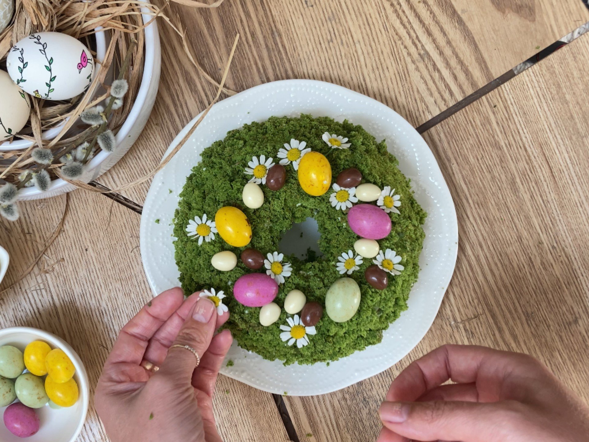 Kreatív koszorú – mohás torta, koszorúformában sütve.