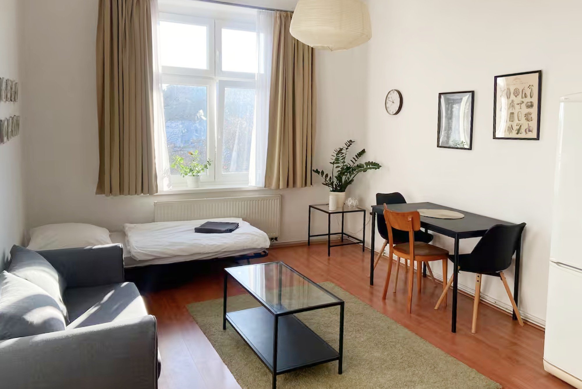 A nappali kellemesen világos és légies volt, egyszerű alapokkal, amelyek azonban még várták, hogy a hangulat és a részletek teljessé tegyék őket.