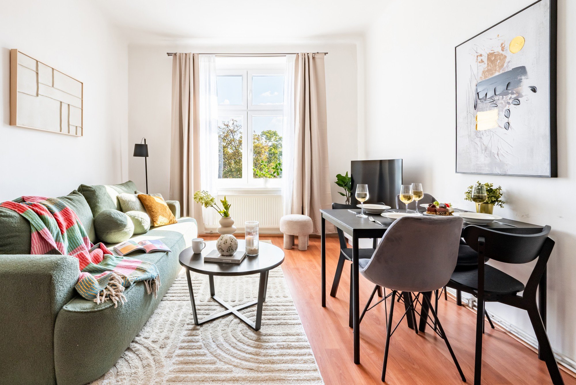 A gondosan megtervezett elrendezésnek, a színeknek és a puha textíliáknak köszönhetően otthonos és harmonikus tér született, amely természetes módon kapcsolja össze a pihenést, az étkezést és a mindennapi életet.