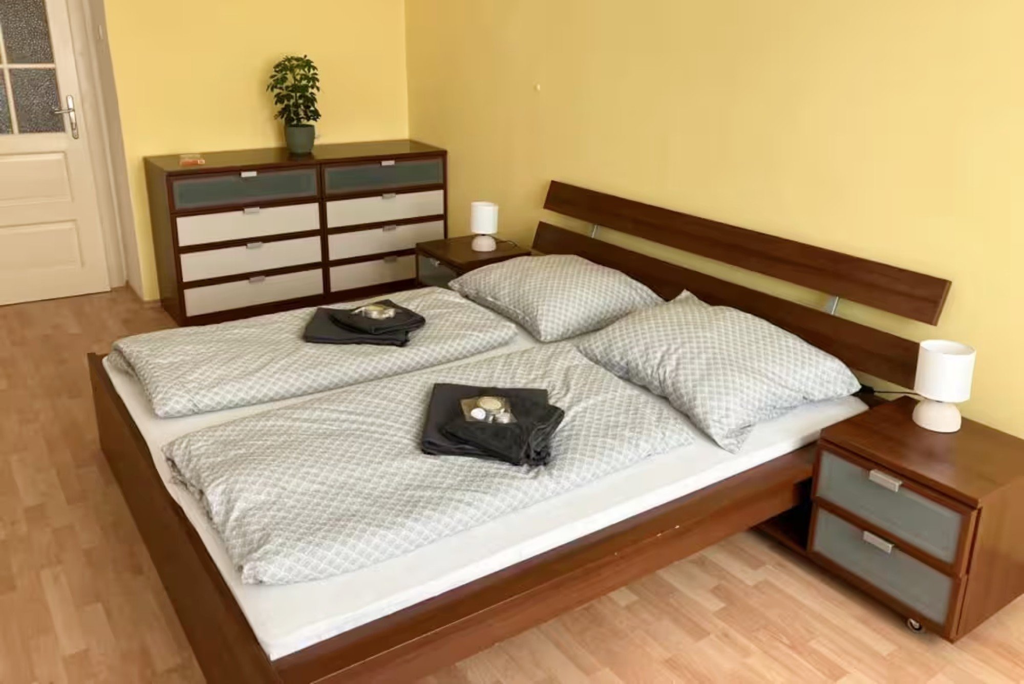 A hálószoba inkább visszafogott és funkcionális hatást keltett, nélkülözve a határozott stílust, az érzelmi töltetet, valamint a színek és a hangulat tudatos alkalmazását.