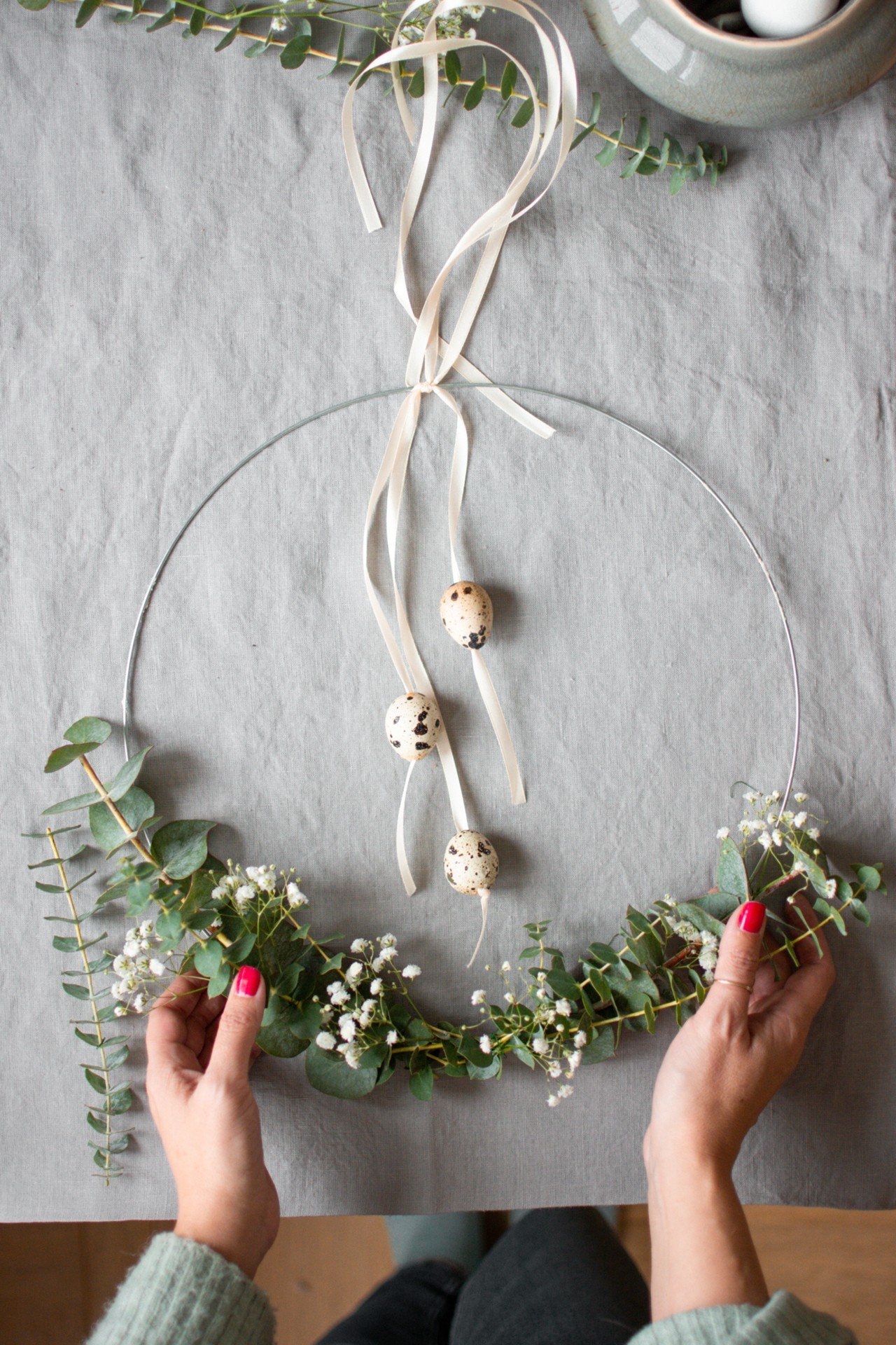 Mutatós koszorú eukaliptusszal és fürjtojásokkal