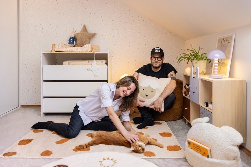 Tetőtéri babaszoba semleges színekkel