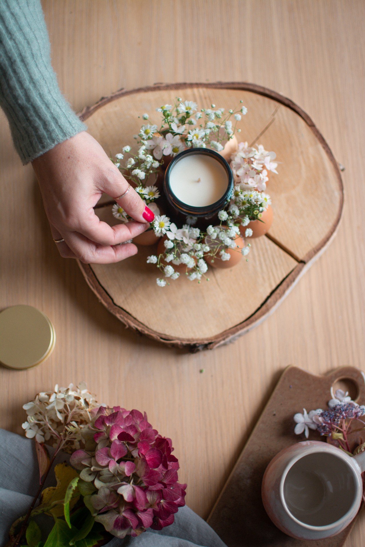 A tojáshéjból készült tavaszi asztali dekoráció egy mini koszorúra emlékeztet.