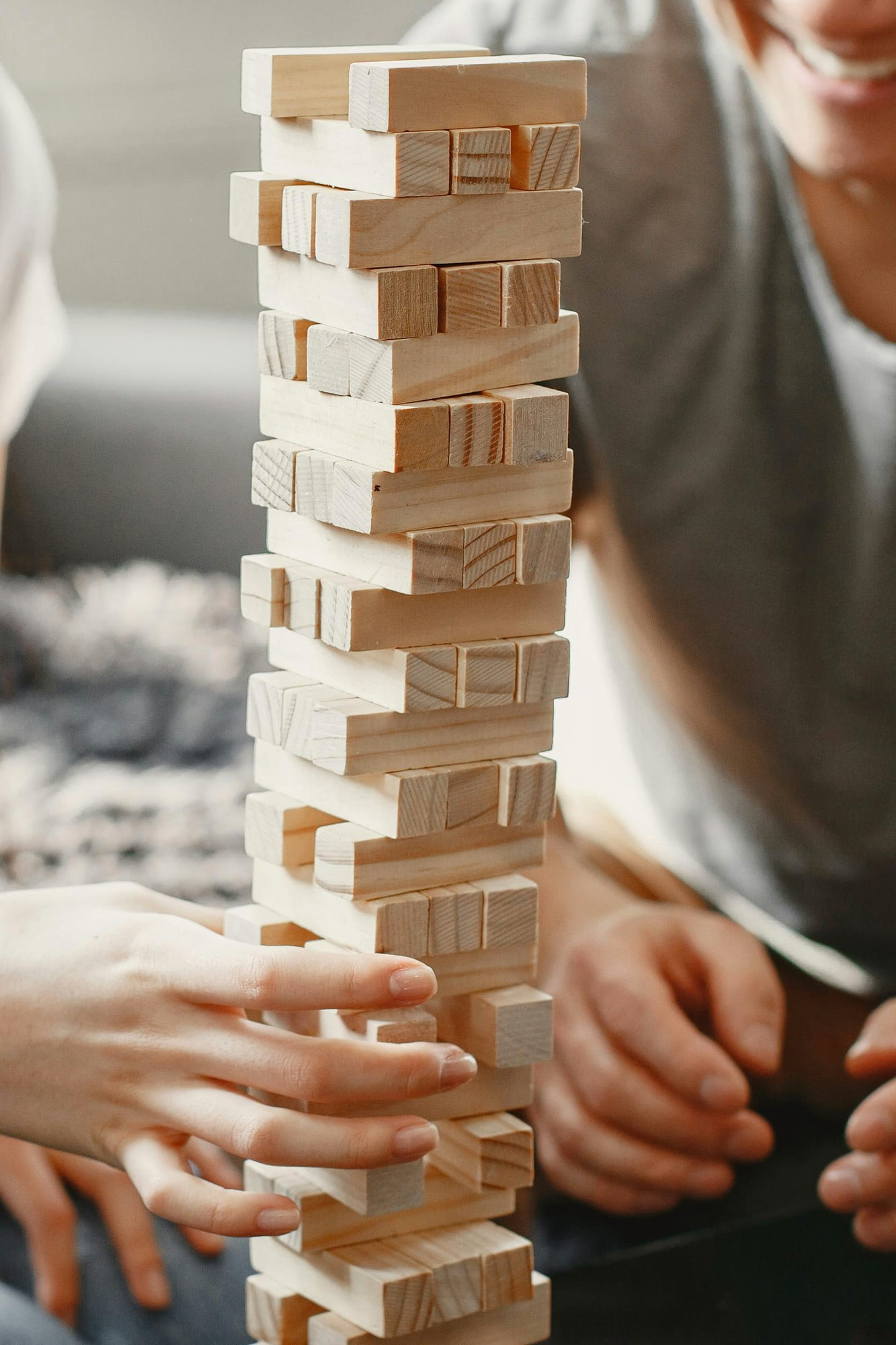 Egy Jenga-játék során a kollégák a kommunikációt is gyakorolják.