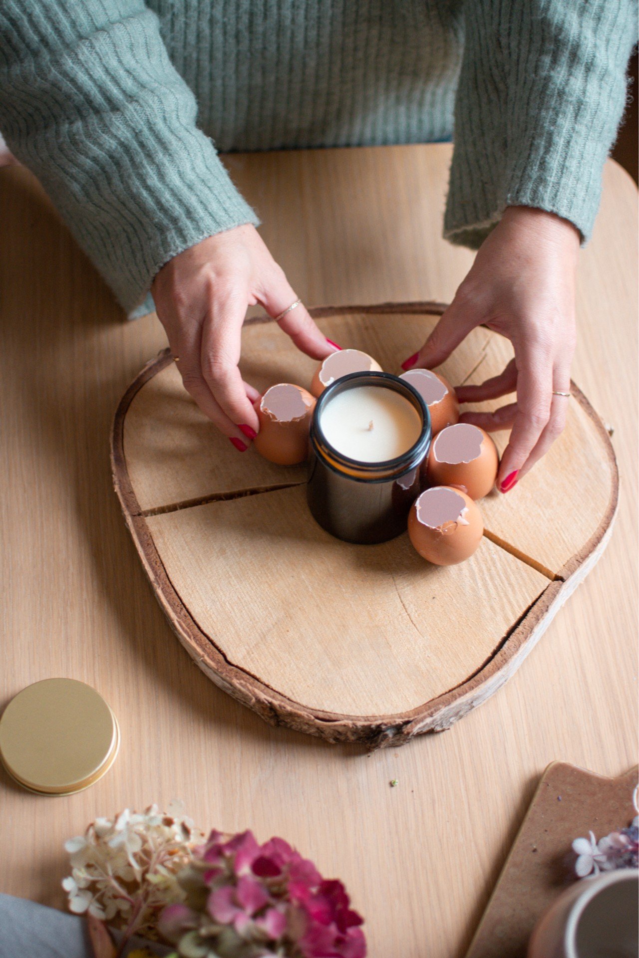 A dekoráció elkészítéséhez használj tojáshéjakat, és ragaszd őket kör alakba.
