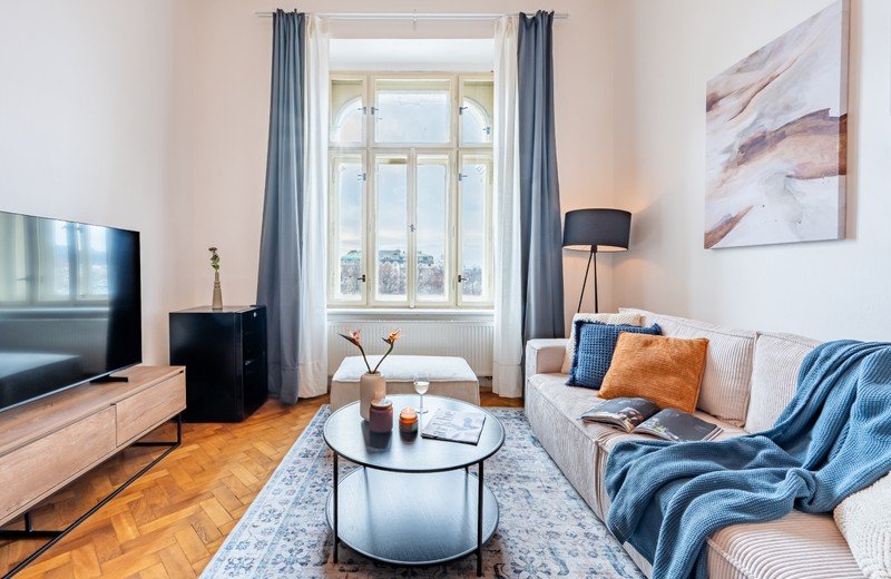 Tágas lakás magas mennyezettel