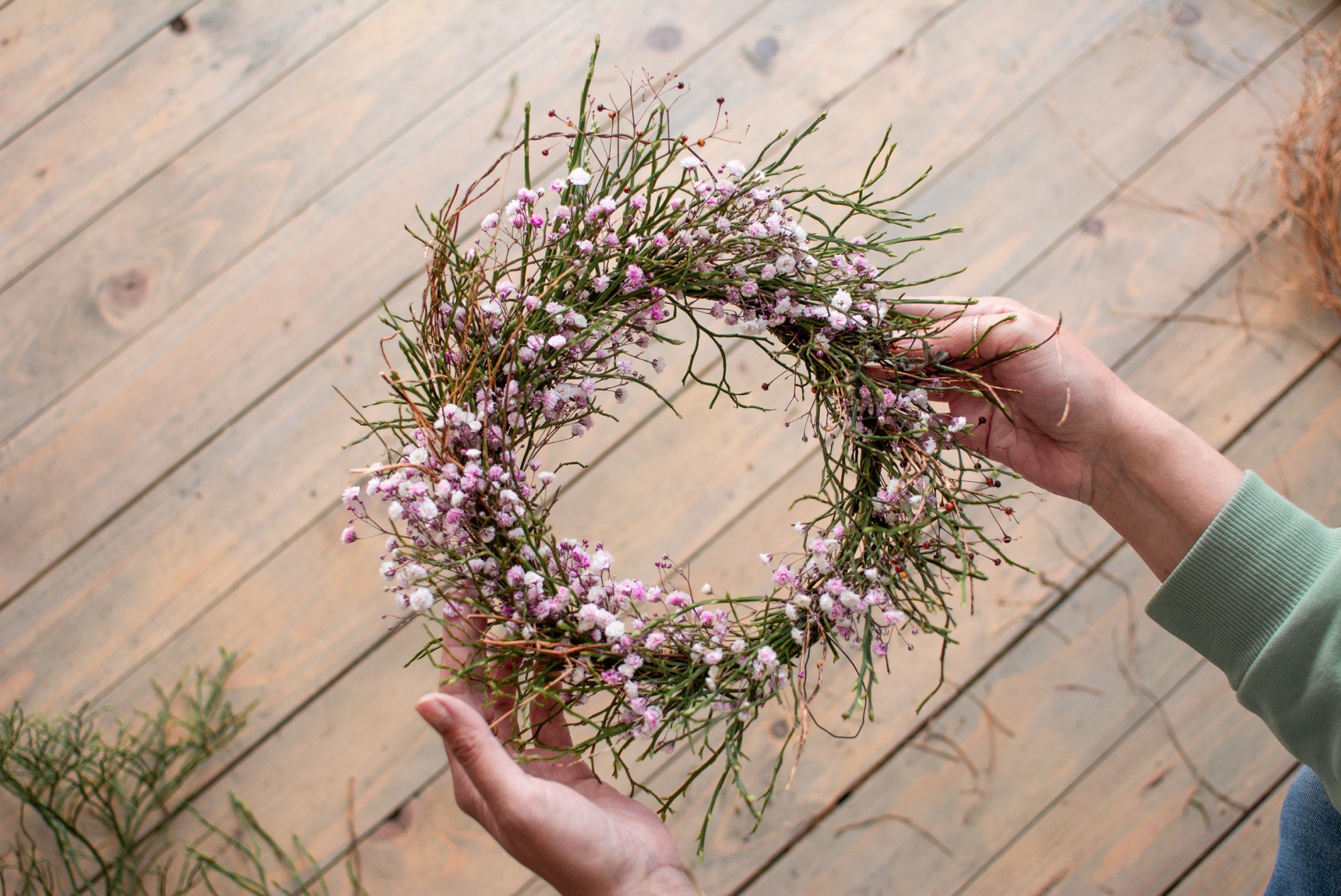 Tavaszi koszorú fekete áfonyával és gypsophilával