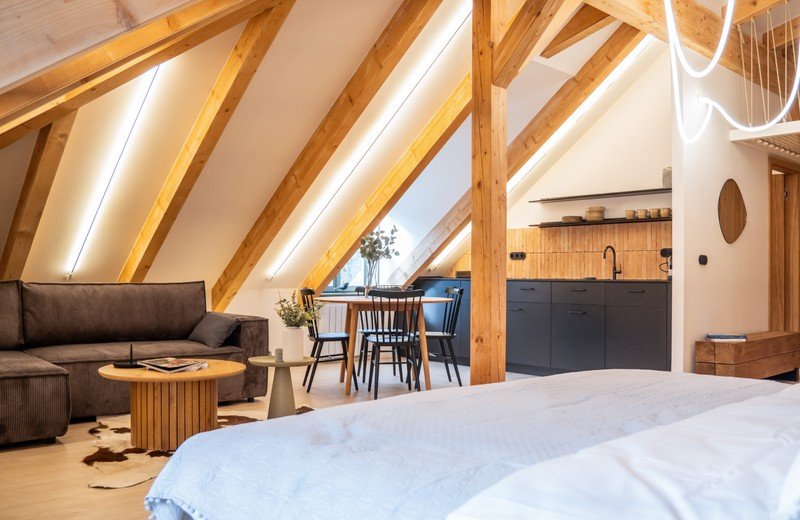 Tetőtéri apartman: Modern dizájn a múlt tiszteletével