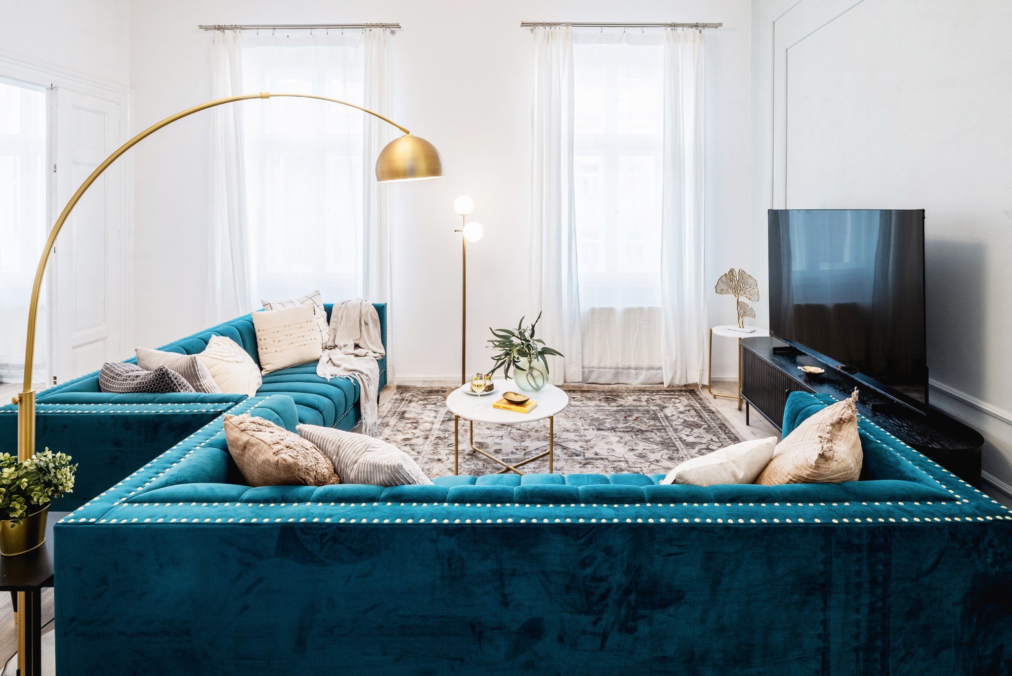 Az arany részletek és a gondosan kiválasztott kiegészítők elegáns hangulatot adnak a belső térnek anélkül, hogy hivalkodóvá tennék.