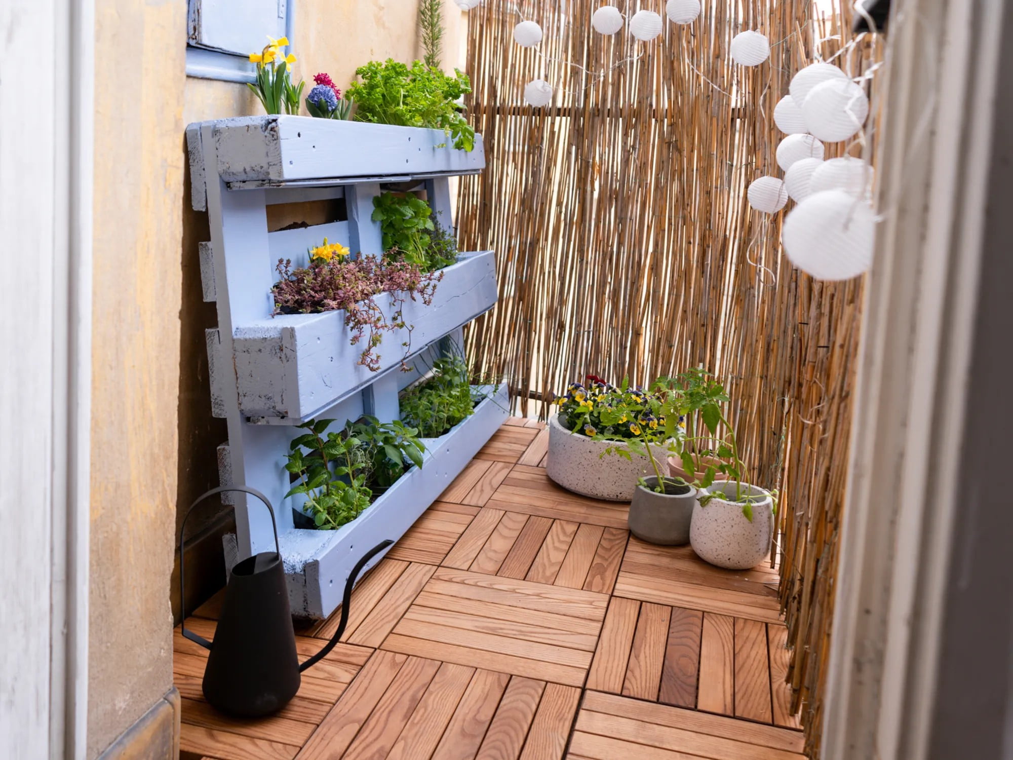Ha az erkélyen termesztessz fűszernövényeket, készíthetsz nekik egy raklapból készült állványt is, ami helyet takarít meg számodra.